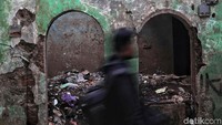 Padahal sudah banyak bangunan atau rumah yang menjadi rusak akibat terus menerus diterjang banjir.