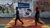 Mural berbagai tema nampak menghiasi dinding di area sekitar Stasiun MRT Cipete, Jakarta.