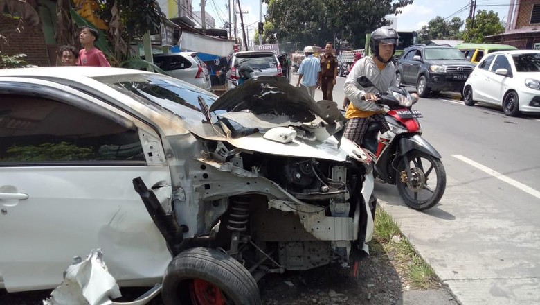 Oleng Disundul Mobil, Truk Hantam Becak Motor di Binjai Oleng Disundul Mobil, Truk Hantam Becak Motor di Binjai