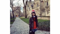 Risa juga terlihat pernah merayakan Natal di luar negeri lewat postingannya di area Harkness Tower, Universitas Yale, Amerika Serikat (Foto: santosorisa/Instagram)