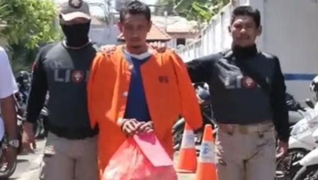 Total ada 182 ekor ayam dan 61 bebek yang dicuri De Ar.