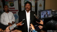 Kuasa hukum Kepala Bapenda Bekasi Aan Suhanda, Purwadi memberikan keterangan kepada wartawan perihal pemeriksan kliennya.