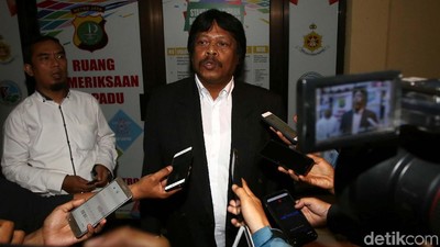 Diperiksa 8 Jam, Kepala Bapenda Bekasi Kabur dari Wartawan