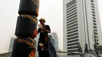 Tiang bergambar ondel-ondel ini akan menambah cantik suasana taman yang teletak di Jakarta Pusat tersebut.