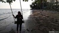 Padahal tak sedikit wisatawan yang datang untuk berkunjung ke Pantai Batu Lamampu.