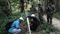 Menurut prajurit TNI AD, setiap harinya mereka melakukan pengukuran patok batas Indonesia-Malaysia kecuali hari minggu.
