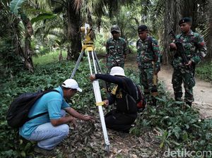 TNI Kawal Pengukuran Patok Batas Negara di Desa Aji Kuning