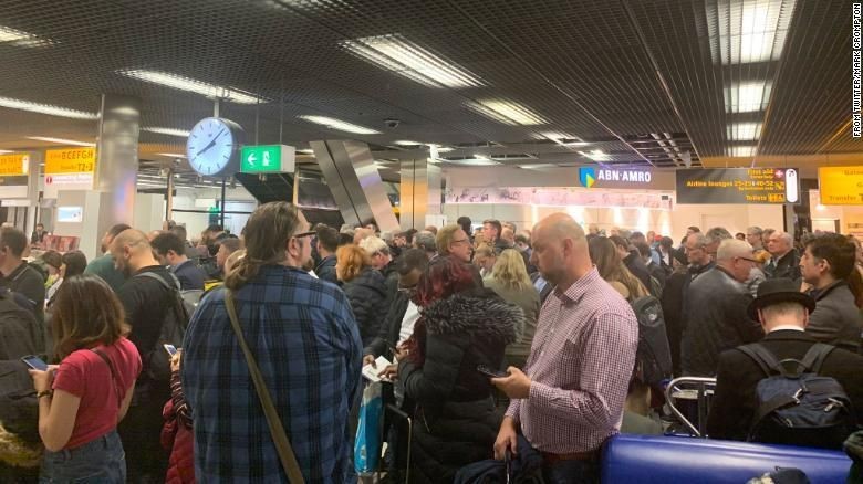 Keramaian di Bandara Schiphol pasca alarm pembajakan berbunyi (Mark Crompton/Istimewa) Keramaian di Bandara Schiphol pasca alarm pembajakan berbunyi (Mark Crompton/Istimewa)