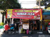 Mulur Renyah Mie Ayam Hijau Dalam Mangkuk Pangsit