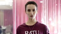 Salvita terlihat kece dengan gaya rambut pendeknya itu.