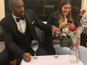 Romantis! Pria Ini Sering Ajak Makan Penumpang di Kereta
