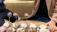 Foto: InstagramWah, ternyata Yang Hyun Suk memang dekat dengan anaknya! Ia pun mengajak anak laki-lakinya untuk menikmati es krim kesukaannya.