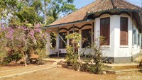 Belakangan ini rumah tersebut ramai dibicarakan di media sosial warga Ciamis. Sebabnya, rumah ini kerap jadi lokasi foto pre-wedding. (Dadang Hermansyah/detikcom)