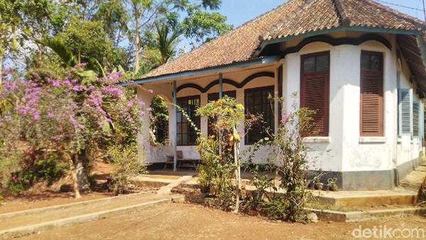 Belakangan ini rumah tersebut ramai dibicarakan di media sosial warga Ciamis. Sebabnya, rumah ini kerap jadi lokasi foto pre-wedding. (Dadang Hermansyah/detikcom) Belakangan ini rumah tersebut ramai dibicarakan di media sosial warga Ciamis. Sebabnya, rumah ini kerap jadi lokasi foto pre-wedding. (Dadang Hermansyah/detikcom)