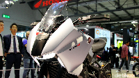 Motor konsep yang merupakan hasil kolaborasi dari Honda Motor Europe dan rumah modifiaksi Design Studio, diperlihatkan ke penggila motor di Eropa dengan tampilan warna abu-abu dengan sentuhan warna hitam di berbagai sisi seperti tampilan jok, mesin, spatbor, dan pelek.