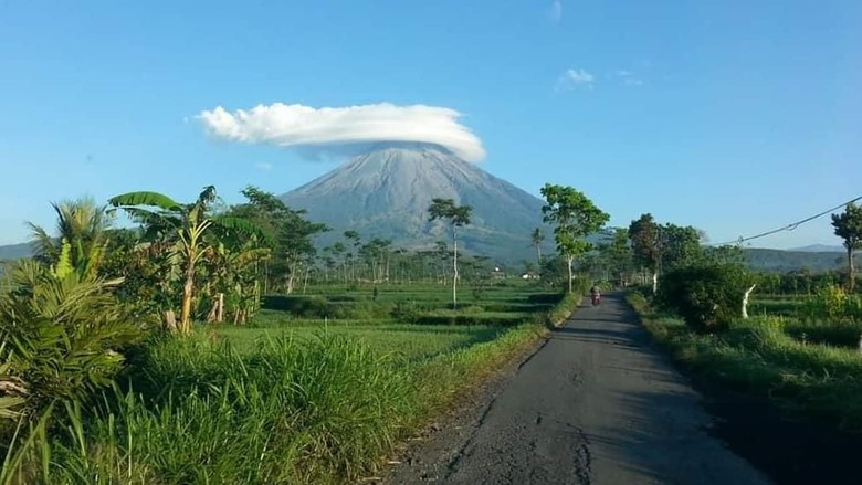Awan Lenticular di Gunung Semeru (Foto: Taman Nasional Bromo Tengger Semeru/Instagram) Awan Lenticular di Gunung Semeru (Foto: Taman Nasional Bromo Tengger Semeru/Instagram)