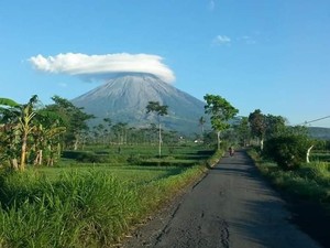 Gunung Semeru Bertopi, Netizen Tanya Kapan Jalur Dibuka Lagi