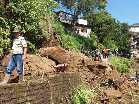 Jalan Desa Ciwaruga Bandung Barat Putus Tertimbun Longsor