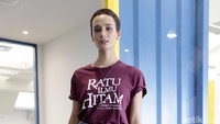 Salvita tampil santai dengan kaos dan jeans.