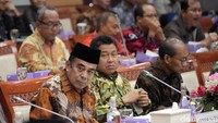 Yandri mengatakan perdebatan soal hal ini sudah cukup panjang. Dia menyinggung pernyataan BNPT yang menyebut radikalisme tidak ada hubungannya dengan cara pakaian. Oleh sebab itu, dia meminta agar Fachrul memberi penjelasan.