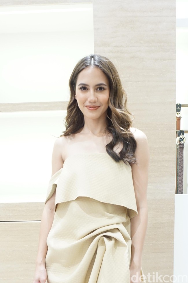 Pevita Pearce juga tak melewatkan acara ini. Biasa tampil dengan busana yang mempertegas lekuk tubuh seksinya, Pevita kali ini memilih sesuatu yang berbeda. (Foto: Daniel Ngantung/Wolipop)