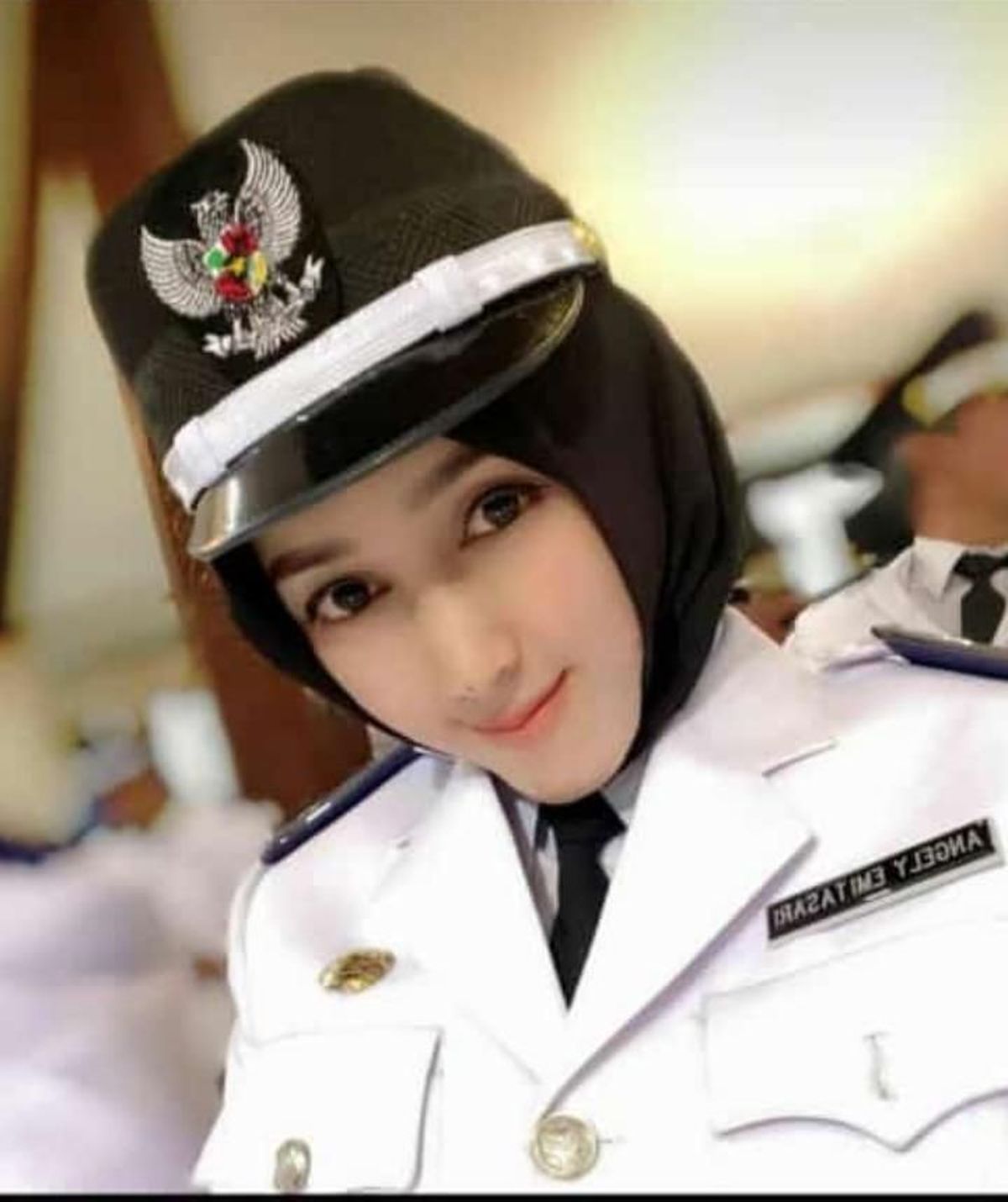 Ayollarning podiumdagi yalangoch fotosuratlari