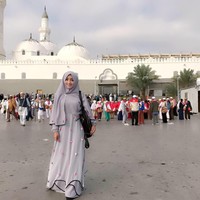 Ini penampilan Angel saat melakukan ibadah umroh di Tanah Suci. Ia tampil anggun dalam balutan busana syari Foto: Facebook