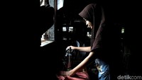 Selain membantu aktivitas warga dan menerangi kawasan tersebut di kala malam, kehadiran listrik juga membantu warga dalam hal perekonomian. Tak sedikit warga yang membuka berbagai usaha untuk memenuhi kebutuhan hidup sehari.