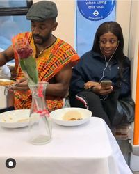 Romantis! Pria Ini Sering Ajak Makan Penumpang di Kereta 