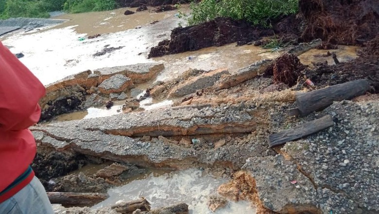 Jalan Nasional Amblas 5 Meter, Truk di Riau Tertimbun Jalan Nasional Amblas 5 Meter, Truk di Riau Tertimbun