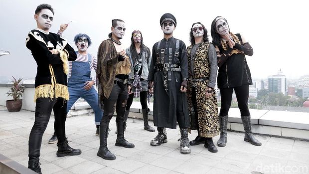 Kuburan Band saat berkunjung ke kantor detikcom