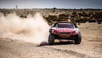 Mobil reli besutan Peugeot tersebut sama dengan Peugeot 3008 SUV yang dijual secara umum ke konsumen termasuk yang dijual di Indonesia. Platform Peugeot 3008 DKR yang notabene dipakai di Dakar Rally sama dengan yang diusung Peugeot 3008 yang konvensional. Istimewa/Dok. Peugeot.