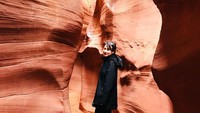 Risa sudah mengunjungi ngarai Antelope di Arizona, Amerika Serikat lho! Dalam caption postingannya wanita yang disebut sebagai rektor termuda ini mengatakan kalau engga butuh filter untuk dapat foto secantik ini (Foto: santosorisa/Instagram)
