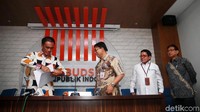 Anggota Ombudsman Laode Ida (kiri) memberikan keterangan terkait peristiwa pemadaman (blackout) listrik massal di Jakarta, Jawa Barat, dan Banten pada 4 Agustus lalu.