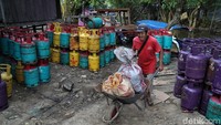 Kondisi wilayah Desa Aji Kuning yang cukup sulit untuk diakses membuat warga membeli beragam kebutuhan sehari-hari dari Malaysia. Tak heran mata uang ringgit kerap digunakan di sana.