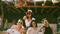 Begini gaya keren Vannya dan teman-teman saat menghabiskan waktu luang mereka, bersantai di salah satu kafe di Mykonos. Foto: Instagram @vannya.istarinda