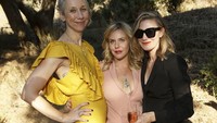 Wanita 46 tahun ini sedang menghadiri acara fashion show. Ia yang mengenakan gaun kuning nampak bersantai dengan tamu-tamu lain yang tengah menikmati champagne. Foto: Instagram grantalexandra