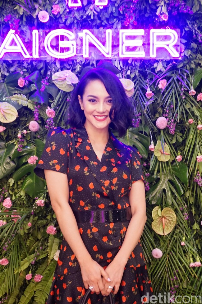 Aigner kembali membuka butiknya yang baru direnovasi di PIM 2, Jakarta Selatan. Acara pembukaannya, Rabu (6/11/2019), dihadiri sejumlah artis ternama Tanah Air. Salah satunya Ririn Ekawati. (Foto: Daniel Ngantung/Wolipop)