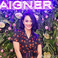 Aigner kembali membuka butiknya yang baru direnovasi di PIM 2, Jakarta Selatan. Acara pembukaannya, Rabu (6/11/2019), dihadiri sejumlah artis ternama Tanah Air. Salah satunya Ririn Ekawati. (Foto: Daniel Ngantung/Wolipop)