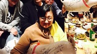 Foto: InstagramMakan malam di salah satu resto barbeque, Yang Hyun Suk berpose dengan G-Dragon dan rekan lainnya.