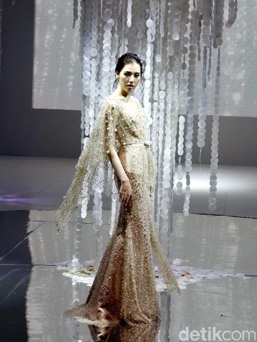 Gabung dengan IPMI, Ivan Gunawan Hadirkan Gaun Glamor dengan Twist Edgy