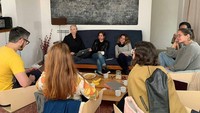 Berdiskusi dengan banyak teman-temannya, Grant nampak santai duduk di sofa memangku laptop. Mereka disuguhi beragam makanan dan minuman sebagai teman diskusi. Foto: Instagram grantalexandra