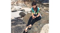 Pantai menjadi destinasi yang tak dilewatkan Risa. Ia membagikan momen santainya di dekat mercusuar pelabuhan Portsmouth di New Castle, New Hampshire, Amerika Serikat (Foto: santosorisa/Instagram)