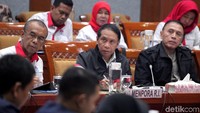 Menpora Zainuddin Amali nampak didampingi oleh Ketua Umum PSSI periode 2019-2023 Mochamad Iriawan (kanan) dan Sesmenpora Gatot S Dewa Broto, mengikuti rapat kerja dengan Komisi X DPR di Kompleks Parlemen, Senayan, Jakarta, Kamis (7/11/2019).