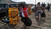 Untuk menuju Pulau Sebatik, warga kerap menggunakan kapal maupun speed boat dari Pelabuhan Binalawan menuju Pelabuhan Bambangan Sebatik.