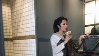 Rayakan Hari Kartini, Vannya tampil cantik dengan batik tradisional ditemani es kopi yang dingin dan menyegarkan. Foto: Instagram @vannya.istarinda