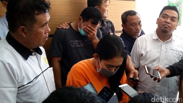 Bejatnya Bu Guru di Bali, Rayu Siswi Threesome Demi Birahi Kekasih Hati