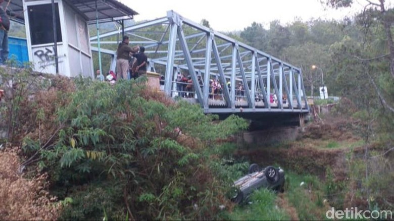 Rem Blong, Sebuah SUV Terjun Ke Jurang Sarangan Rem Blong, Sebuah SUV Terjun Ke Jurang Sarangan