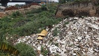 Sampah ini menghampar di Kali Jambe, Jatimulya tepatnya di pinggir Tol Jakarta Cikampek KM 19, Kabupaten Bekasi, Jawa Barat.