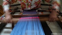 Dalam acara ini, ELEMWE sebagai salah satu brand batik betawi mendapat kesempatan mendampingi para peserta untuk memberikan pelatihan tenun motif Betawi.